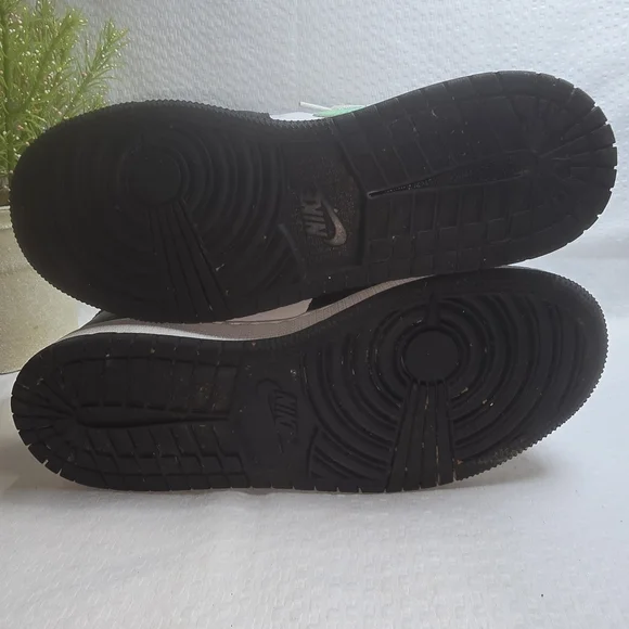 NIKE AIR JORDAN 1 MID WHITE BLACK GREEN GLOW YOUTH SIZE 5 EUC - Picture 3 of 8